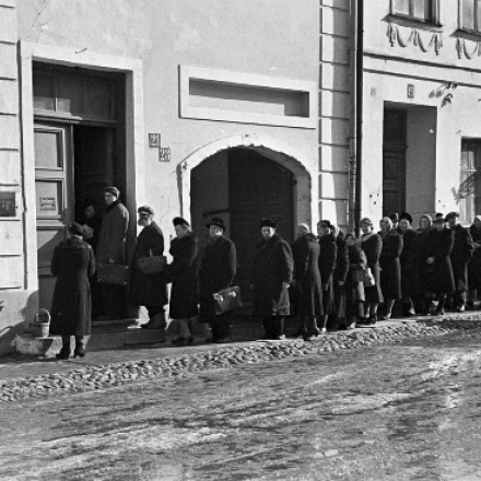 Queue of „Postimees“-customers in Estonia in spring 1943, Bildarchiv Herder-Institut Inv.nr. 156159