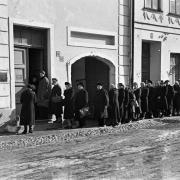 Queue of „Postimees“-customers in Estonia in spring 1943, Bildarchiv Herder-Institut Inv.nr. 156159