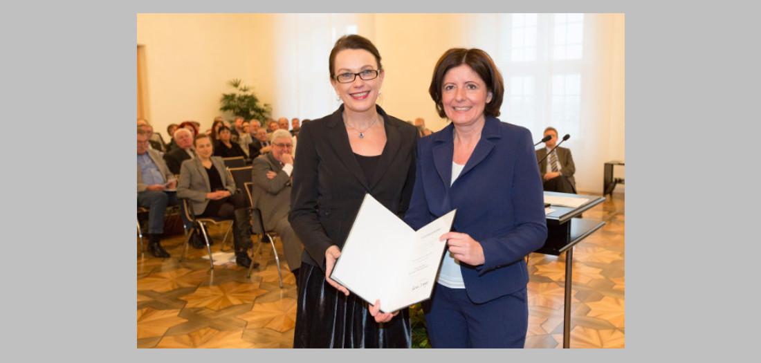 Ministerpräsidentin Malu Dreyer überreicht den Verdienstorden des Landes an Prof. Dr. Claudine Moulin. Foto: Reiner Voß/Bildergalerie rlp