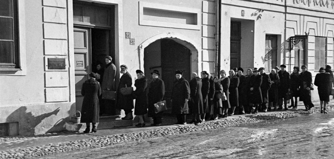 Queue of „Postimees“-customers in Estonia in spring 1943, Bildarchiv Herder-Institut Inv.nr. 156159