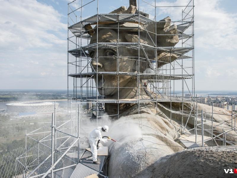 Mutter-Heimat-Statue in Wolgograd wird restauriert.