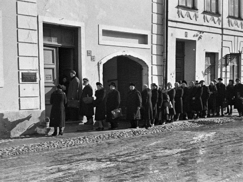 Queue of „Postimees“-customers in Estonia in spring 1943, Bildarchiv Herder-Institut Inv.nr. 156159