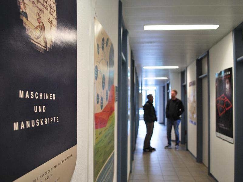 Flur mit Plakat im Vordergrund